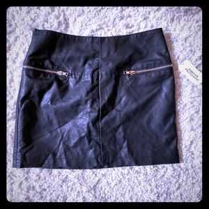 NWT faux leather skirt (silver zip)